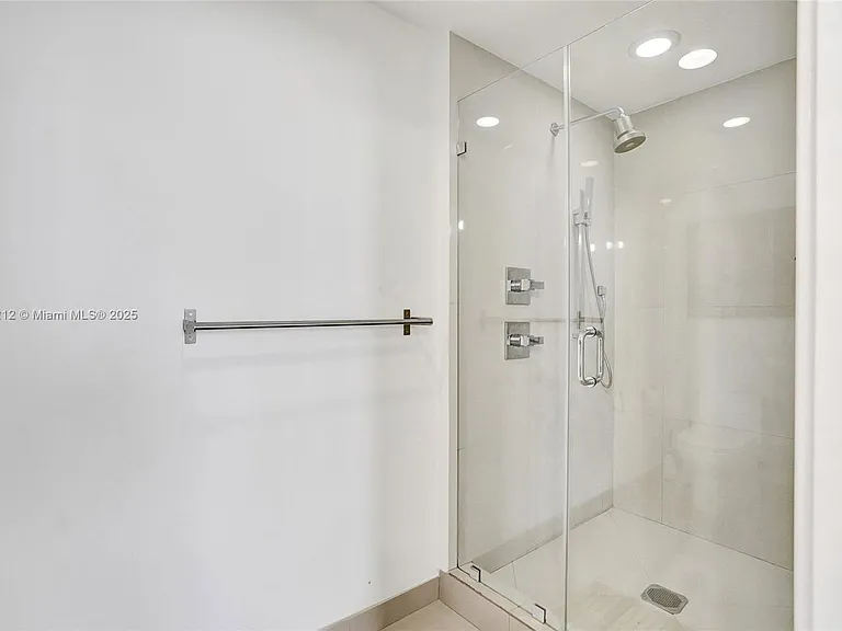 600 NE 27th St #1502 — Photo 8
