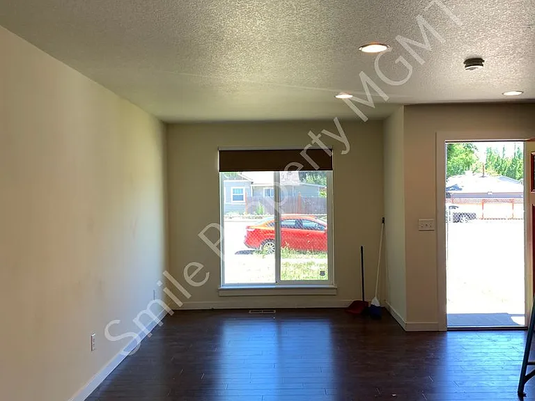 3223 SE 122nd Ave #A-B — Photo 2