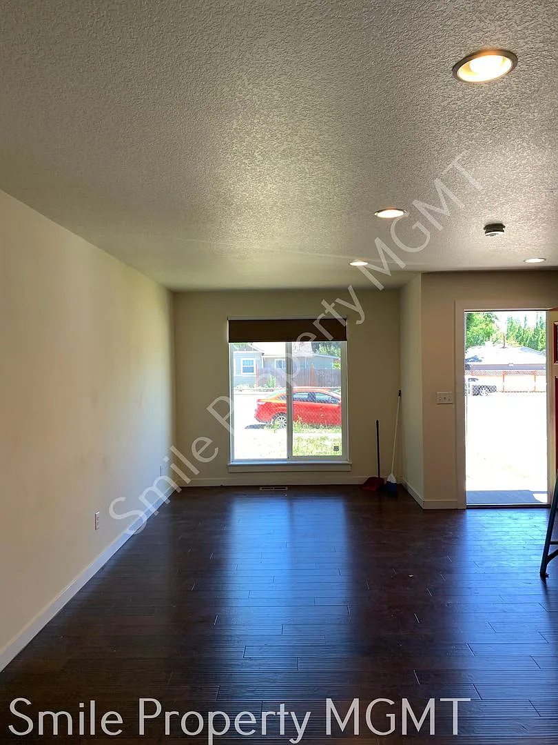 Building Photo - 3223 SE 122nd Ave #A-B