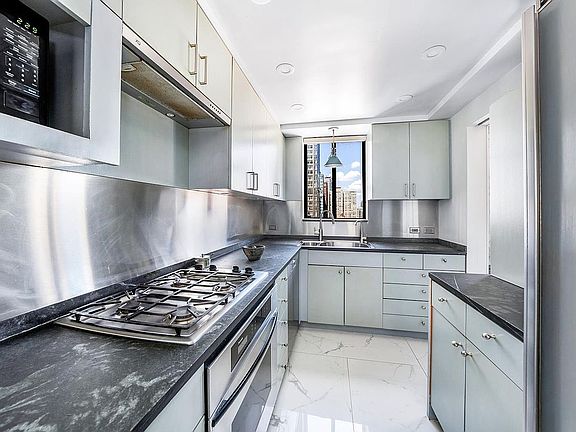 5th image of 309 E 49th St Unit Penthouse 1