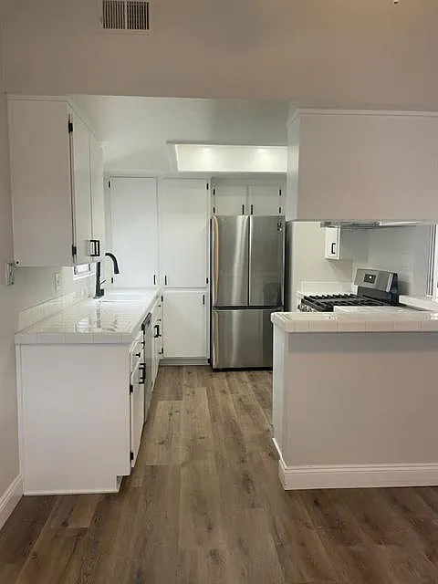 2 bed, 1000 sqft, $3,995 — Photo 1