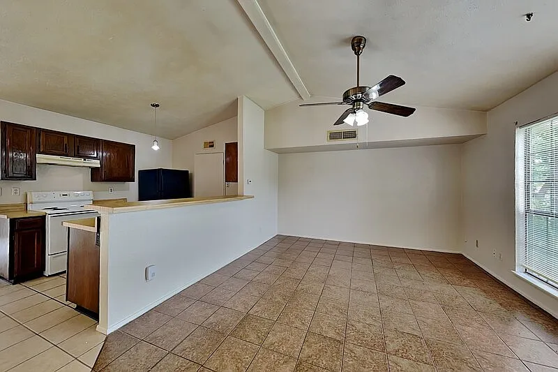 2 bed, 1.0 bath, 900 sqft, $1,525 — Photo 3