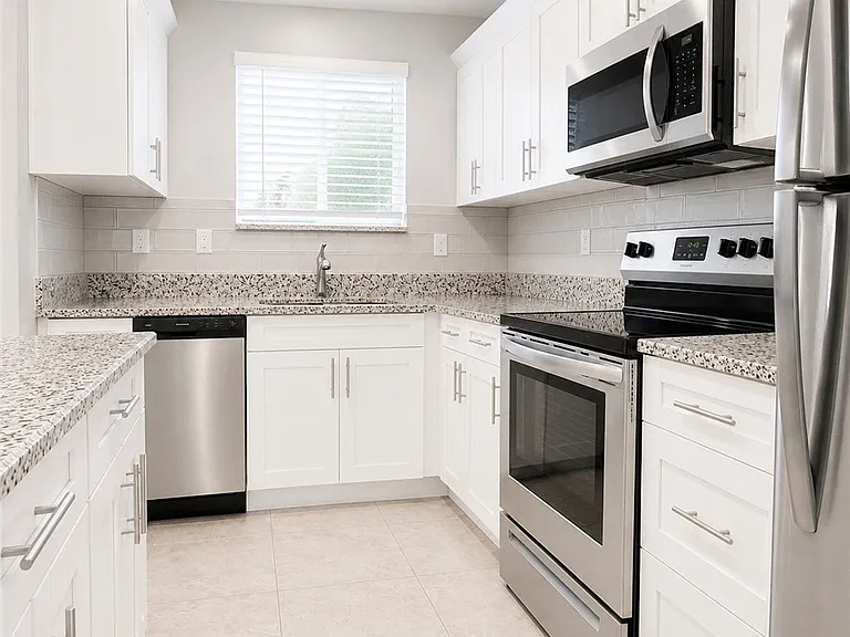 1625 SW 1st Ave #101 — Photo 2