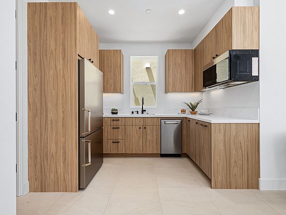 3rd image of 3901 Haines St #2