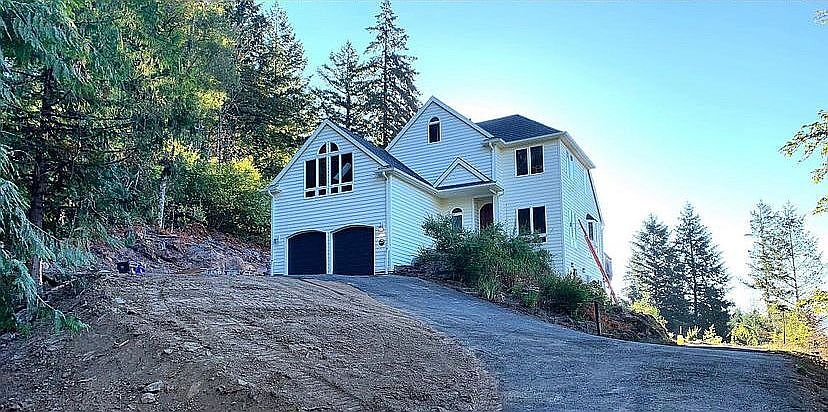 2nd image of 553 N Pioneer Fork Rd