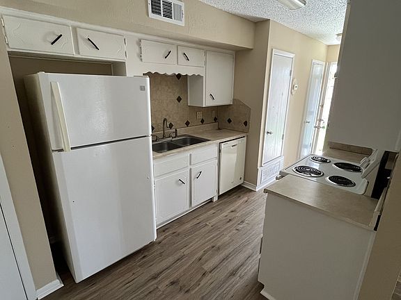 4th image of 1301 Wales Dr #B