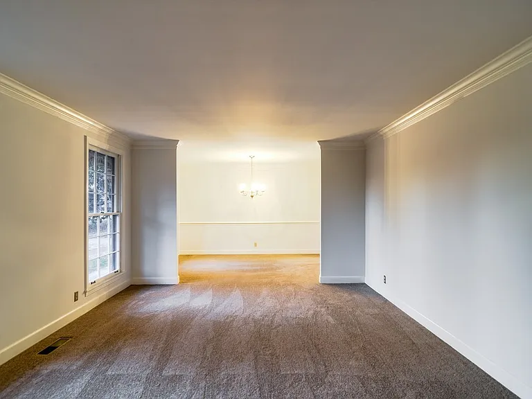 111 Arlington Pl — Photo 3