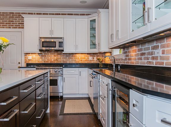 4th image of 930 W Cuyler Ave APT 1R