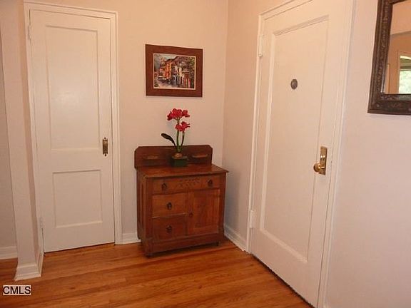 2nd image of 118 Woodside Grn APT 2A