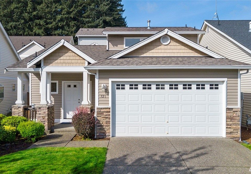 Beautiful home in Grass Lakes Village - close to medical, shopping, food, and so much more!
