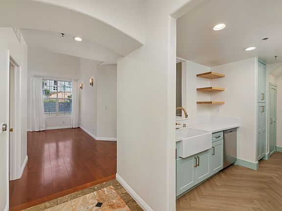 5th image of 930 N Doheny Dr APT 409