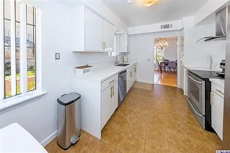107 E Kenneth Rd — Photo 6