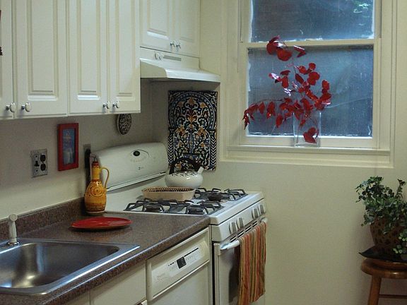 4th image of 4818 Chevy Chase Dr APT B1