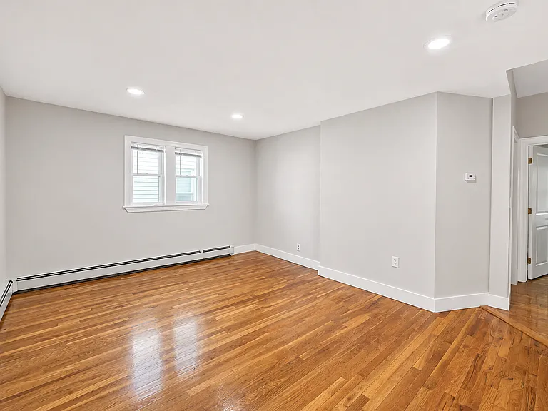 31 Adrian St — Photo 21