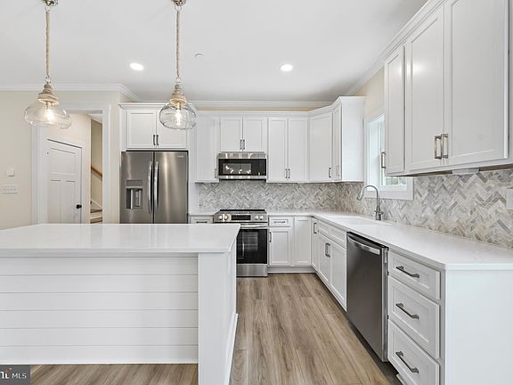 4th image of 121 Holly Hill Ct