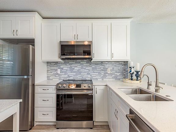 5th image of 1701 Pinehurst Rd APT 17D