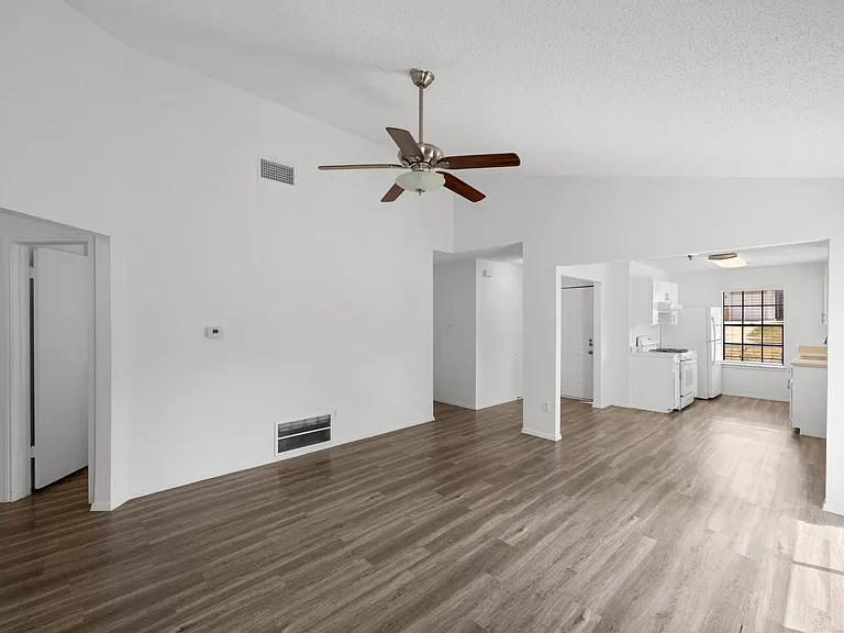 1303 Dominique Dr — Photo 7