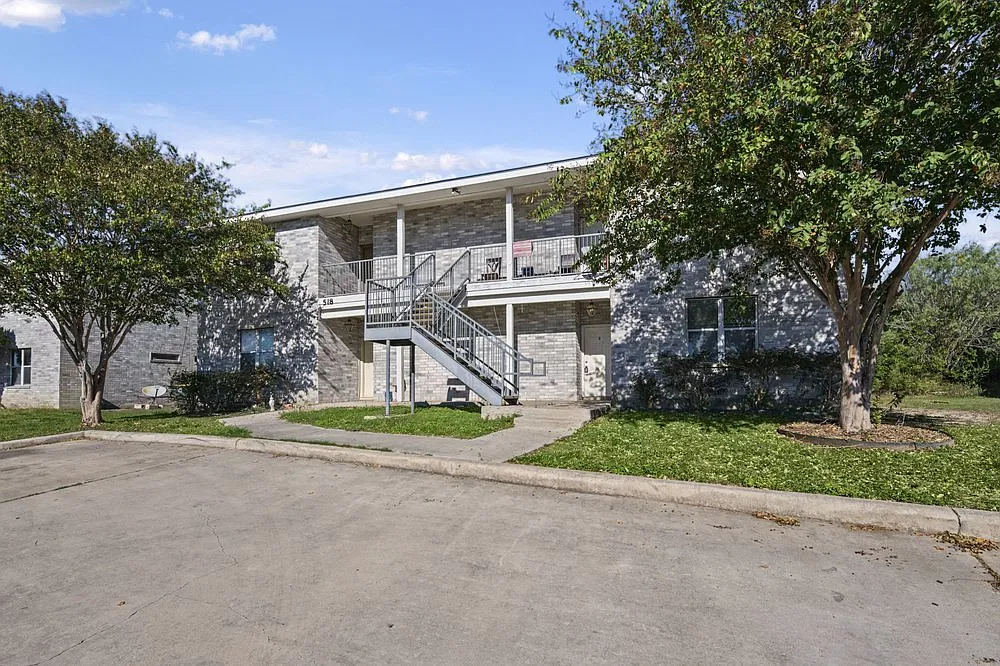 518 Dukeway Dr — Photo 2