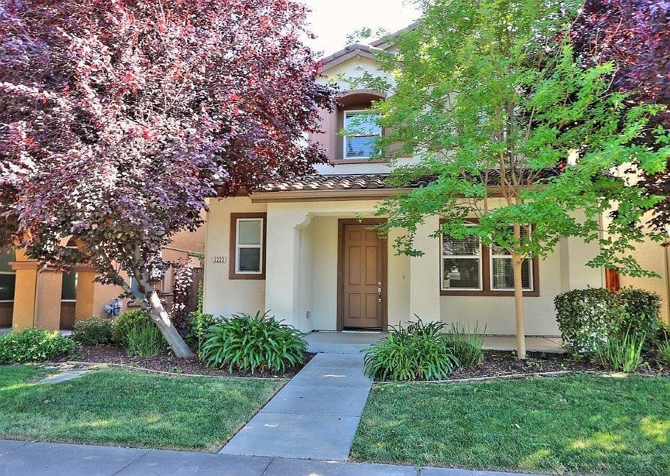1st image of 3223 Paumanok Way