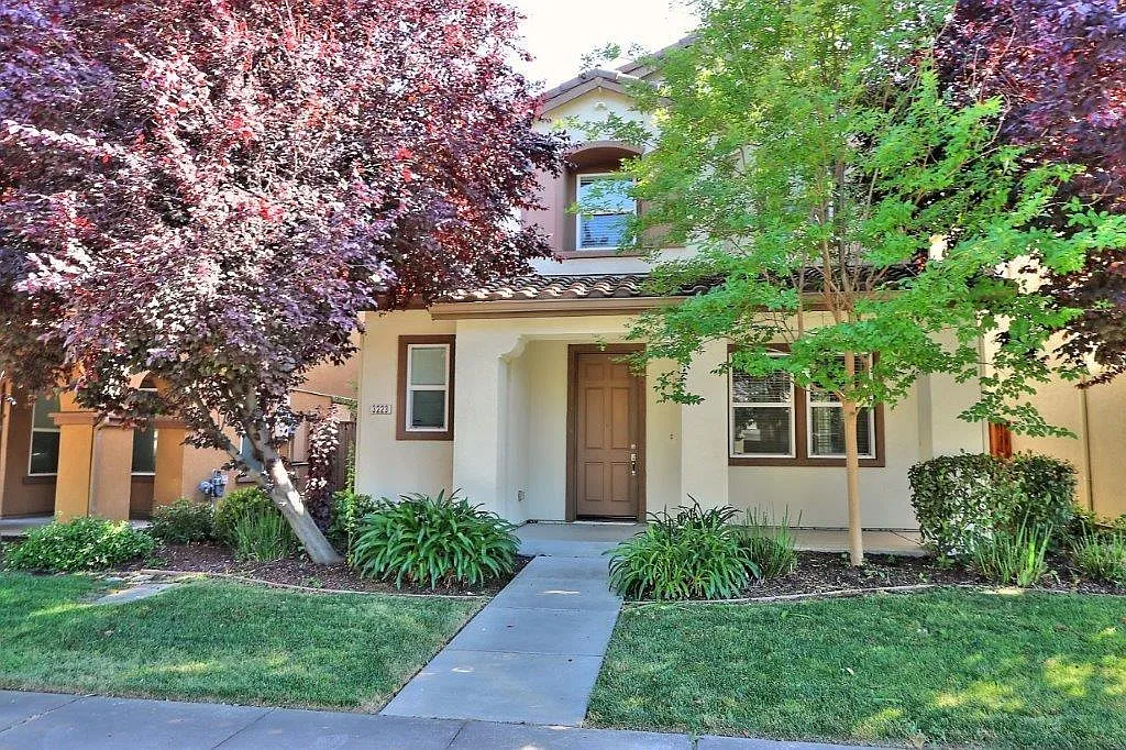 3223 Paumanok Way photo 1