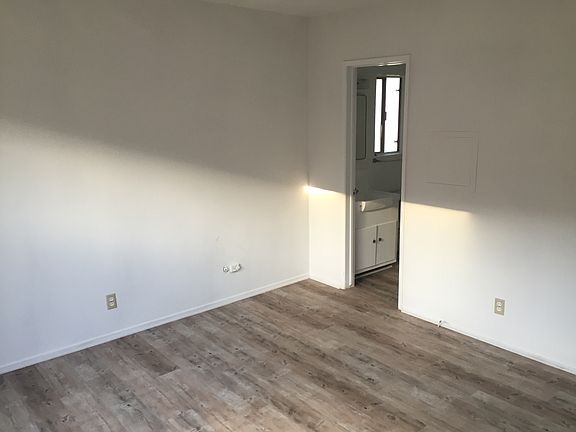 BEDROOM WITH ENSUITE BATHROOM!