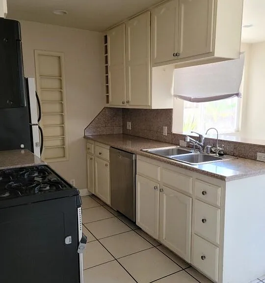 8501 Lilienthal Ave — Photo 7