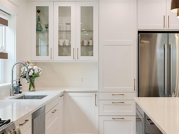 3rd image of 1317 Balmoral Rd