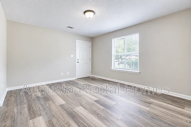 2 bed, 1.0 bath, 1012 sqft, $995 — Photo 2