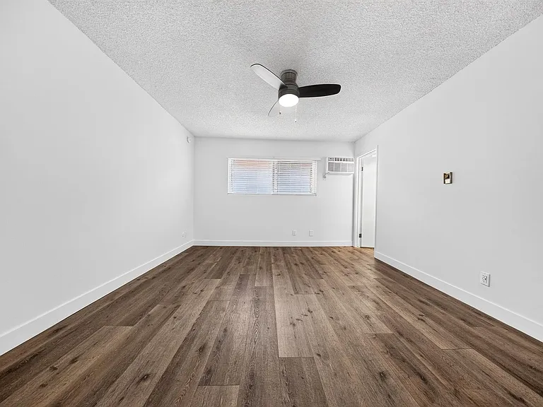 20353 Saticoy St — Photo 35