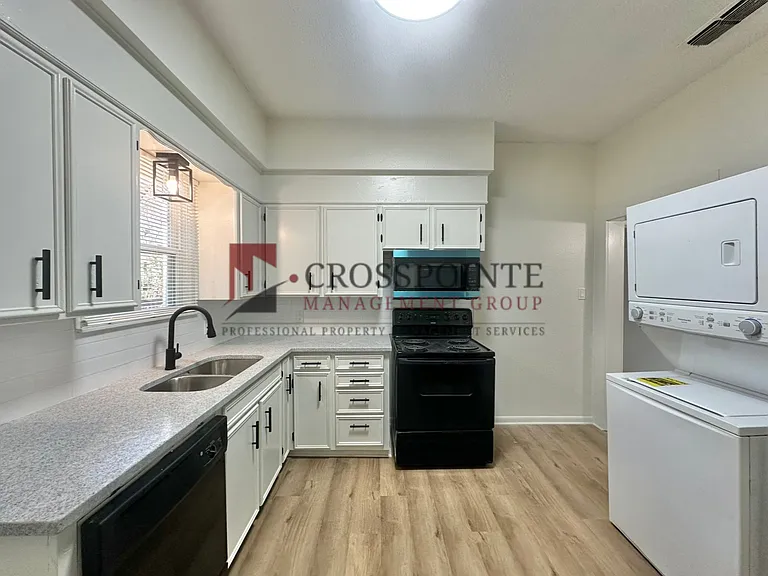 403 E Noble St — Photo 8
