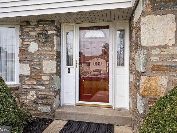 3rd image of 154 Laurie Ln