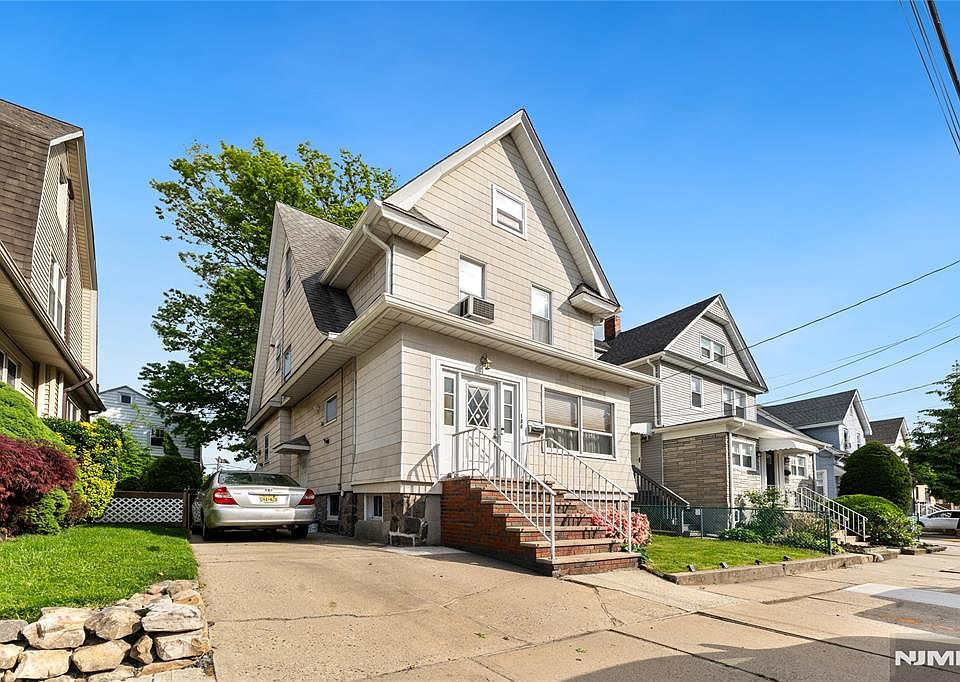 1st image of 186 Oakwood Ave