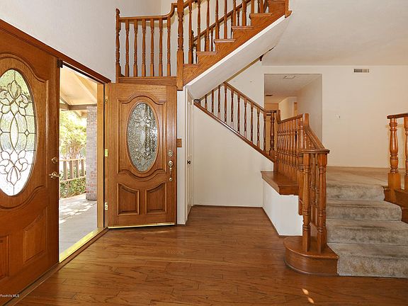 4th image of 810 Summit Dr