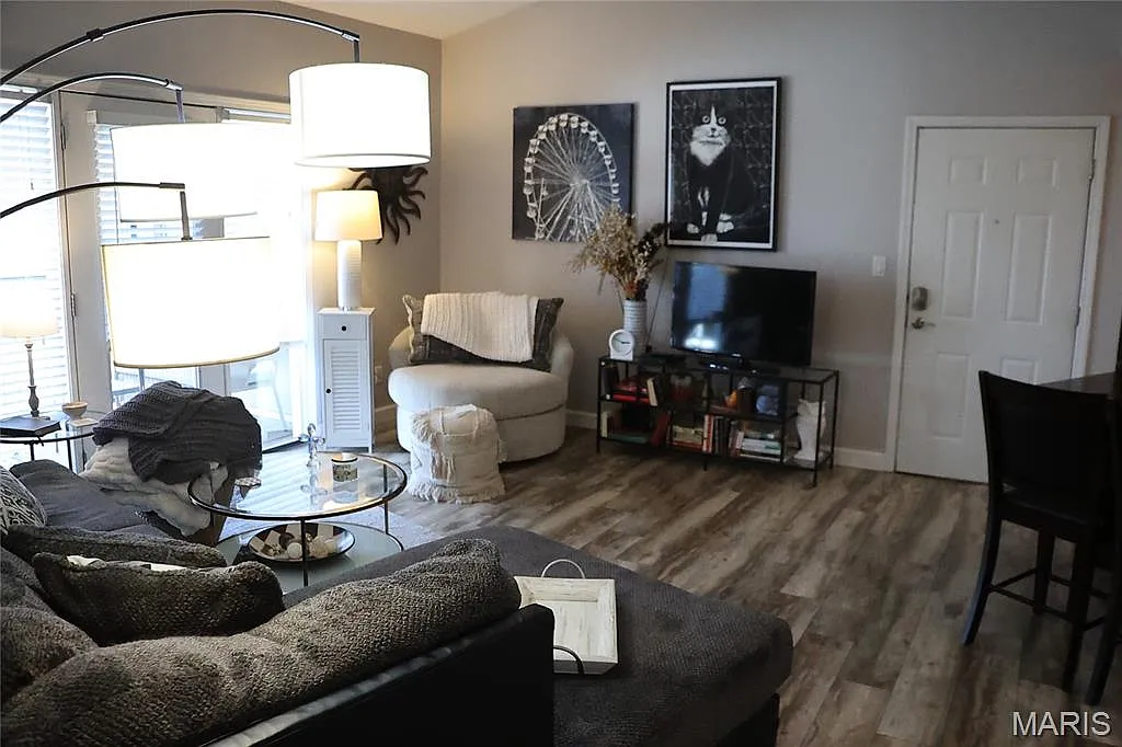 885 Forest Ave APT 303 photo 1