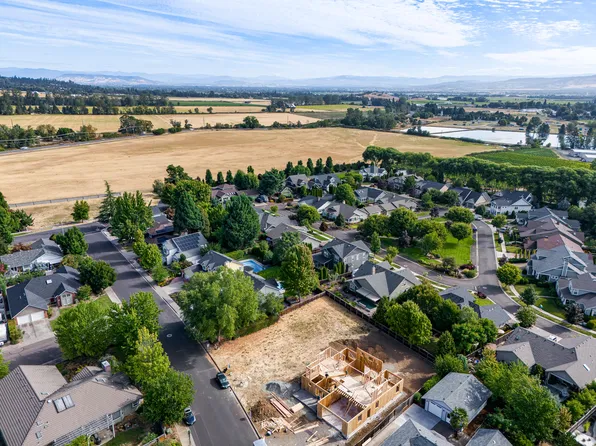 620 Carriage Ln, Jacksonville, OR 97530