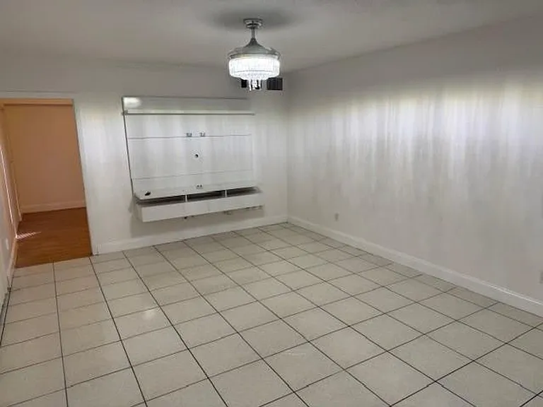 1210 SW 118th Ter — Photo 5
