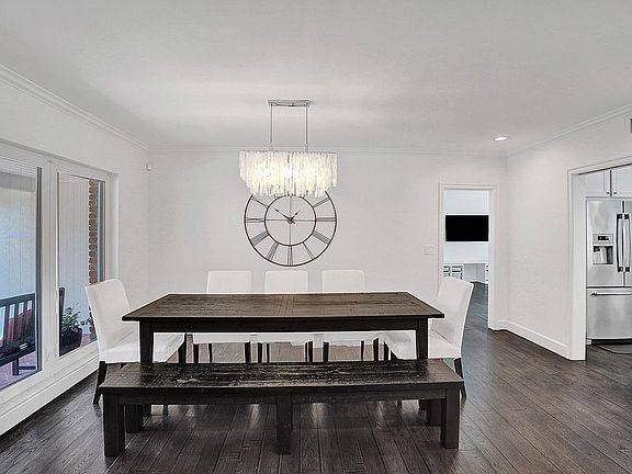 5th image of 945 Andora Ave