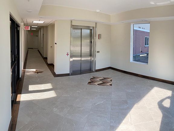 2nd image of 1040 Como Ave SE