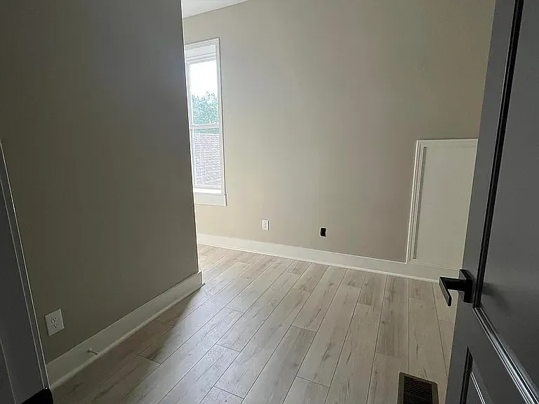938 Swan St — Photo 5