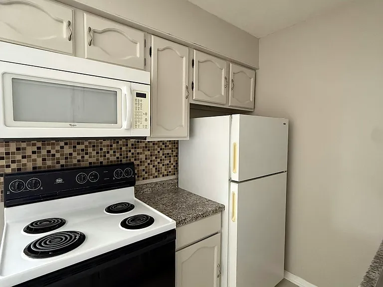 1690 Hofheinz St #B2 — Photo 8