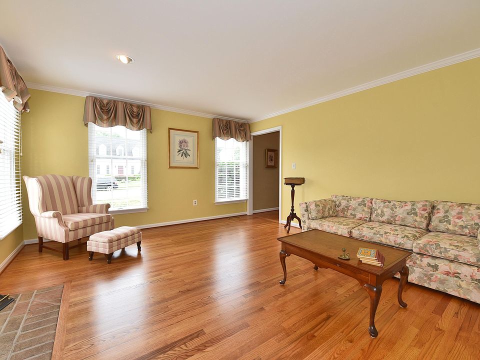 1st image of 218 Rolling Knoll Dr