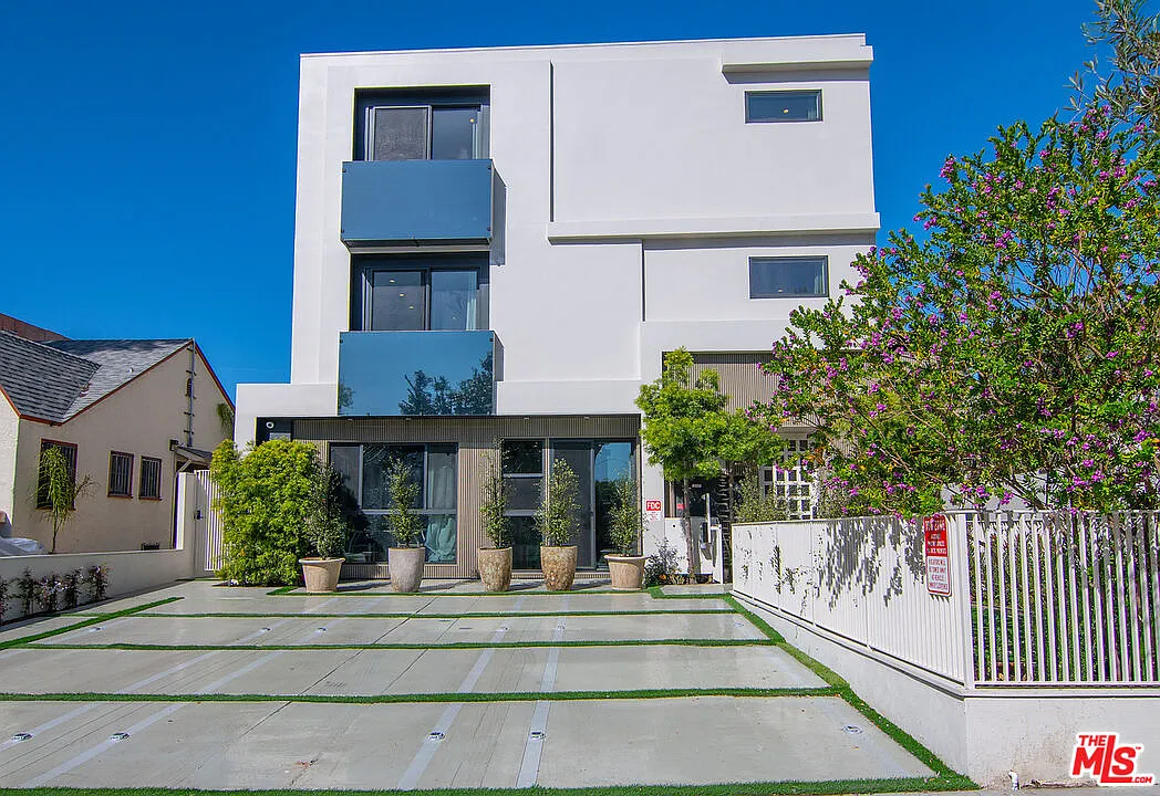 5 bed, 5.0 bath, 2500 sqft, $7,995 — Photo 1