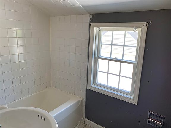 5th image of 158 Jefferson Ave