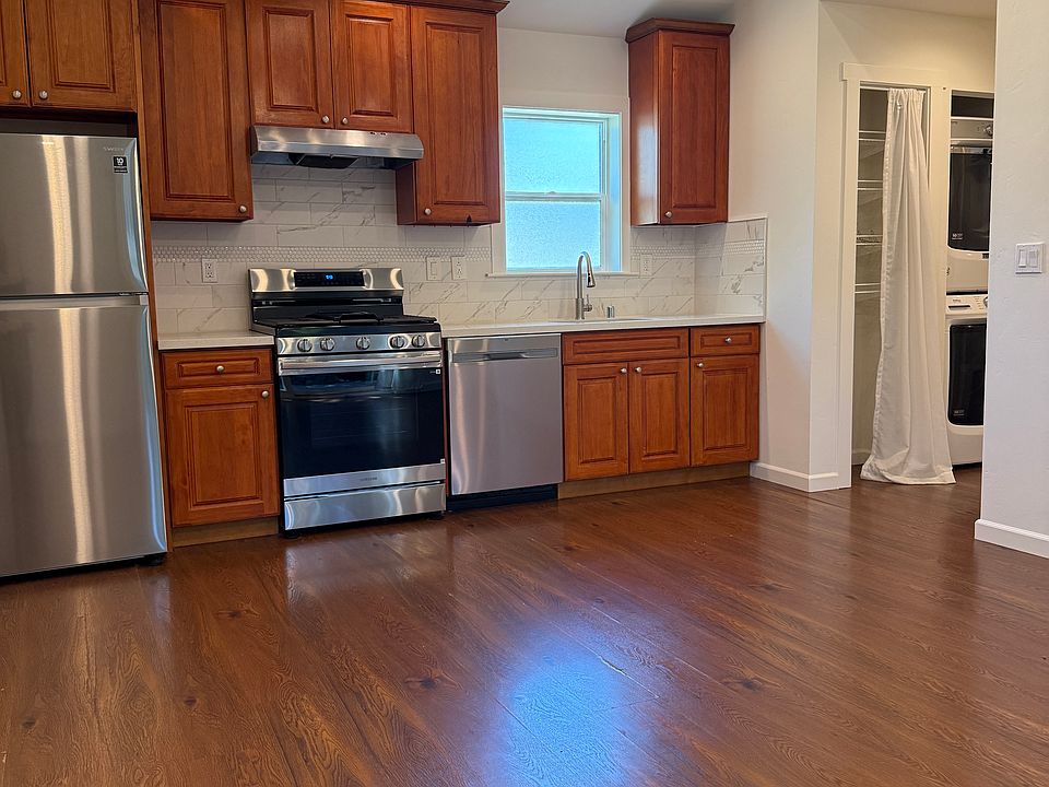 Living room / kitchen open floor plan