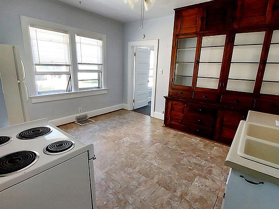 3rd image of 920 Dousman St
