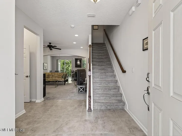 381 Richmond Dr — Photo 4