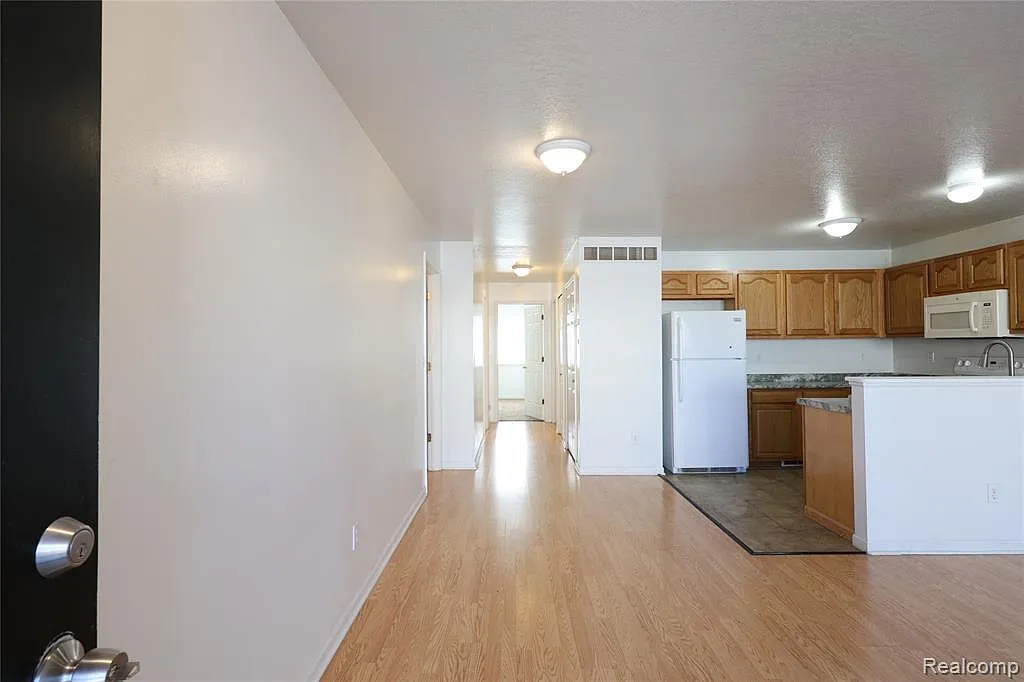 2 bed, 2.0 bath, 2150 sqft, $1,300 — Photo 3