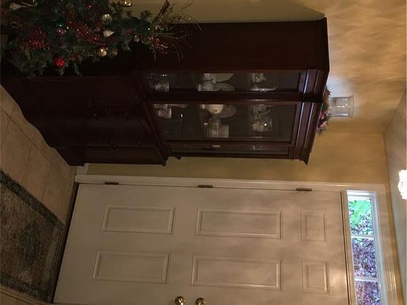 3rd image of 927 Tanglewood Dr