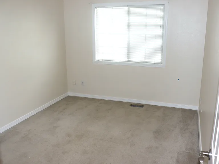 1328 E Hunter Dr — Photo 12