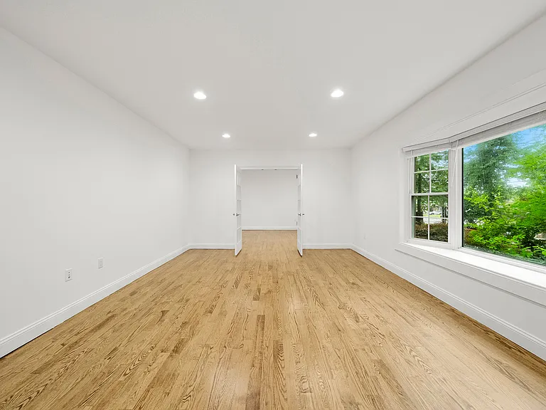 385 Livingston St — Photo 5